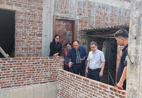 技术帮扶团队实地指导农户农房施工。自治区住房城乡建设厅供图