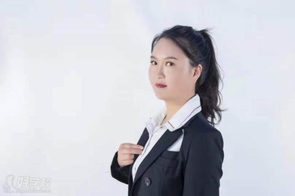 李霞
