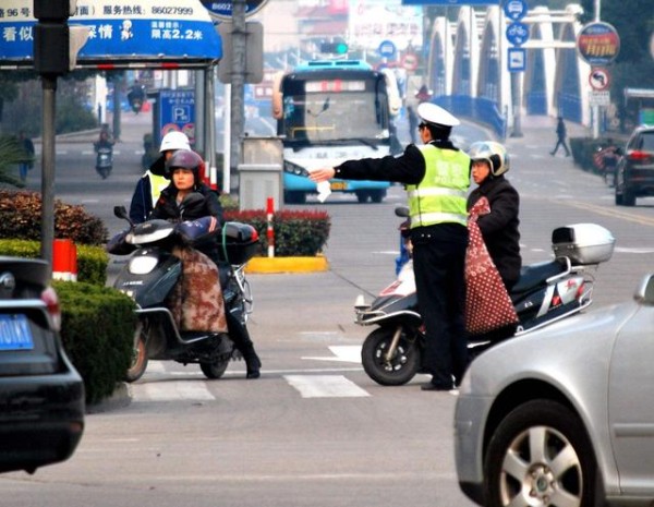电动车“每天充”和“用尽再充”，哪个更伤车？修车师傅说了实话-有驾