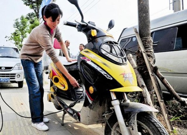 电动车“每天充”和“用尽再充”，哪个更伤车？修车师傅说了实话-有驾