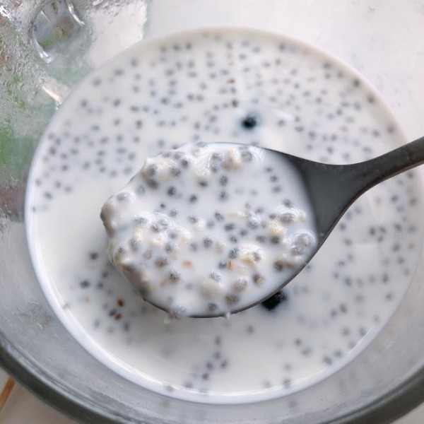 三分钟快手早餐奇亚籽燕麦牛奶的做法