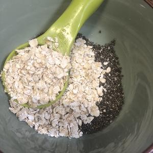 三分钟快手早餐奇亚籽燕麦牛奶的做法 步骤1