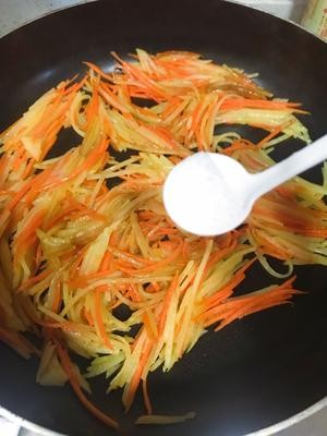 10分钟快手早餐——土豆丝胡萝卜蛋饼的做法 步骤4
