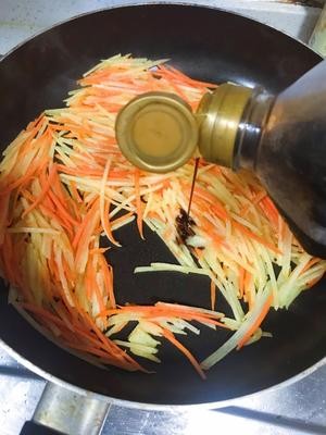 10分钟快手早餐——土豆丝胡萝卜蛋饼的做法 步骤3
