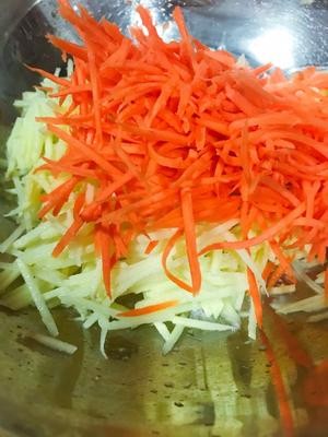 10分钟快手早餐——土豆丝胡萝卜蛋饼的做法 步骤1