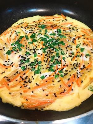 10分钟快手早餐——土豆丝胡萝卜蛋饼的做法 步骤8