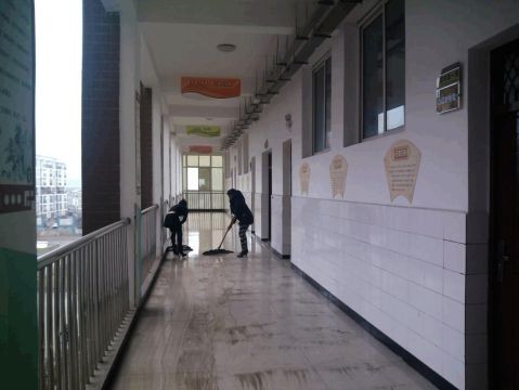 玉泉小学教师开学前到校打扫卫生简讯