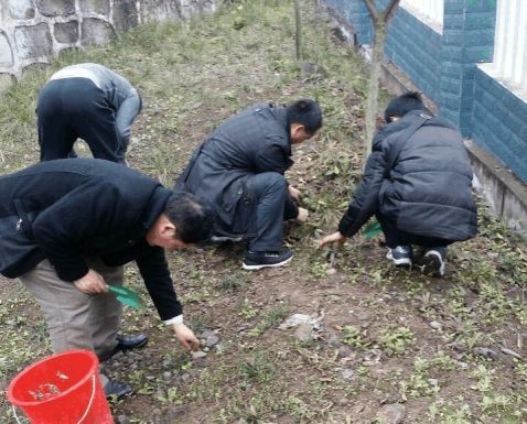玉泉小学教师开学前到校打扫卫生简讯