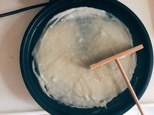 快手早餐——煎饼果子(电饼铛家庭版)的做法步骤 第4步