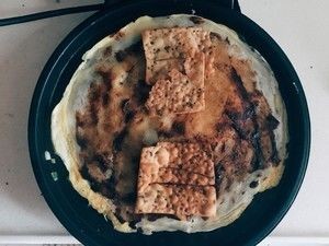快手早餐——煎饼果子(电饼铛家庭版)的做法步骤 第8步