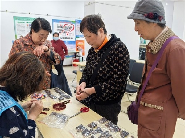 芳城园一区巧手“串”出环保新智慧 ——方庄街道“源头减量”实践走进居民生活日常