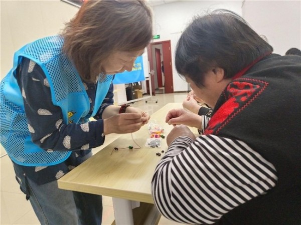 芳城园一区巧手“串”出环保新智慧 ——方庄街道“源头减量”实践走进居民生活日常