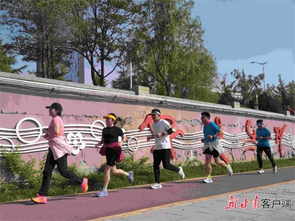 “村长拍团”每周例跑活动。(新甘肃·甘肃日报记者文洁摄)