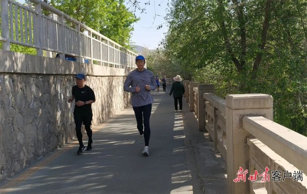 市民在兰州马拉松公园内晨跑。(新甘肃·甘肃日报记者王君洁摄)