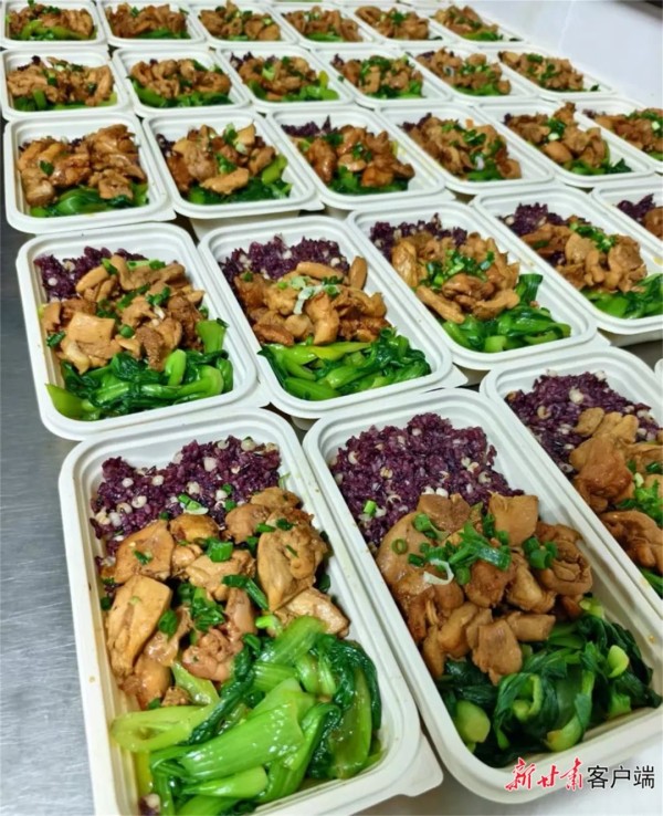 林娜主理的轻食工作室正在出餐。(新甘肃·甘肃日报记者文洁摄)