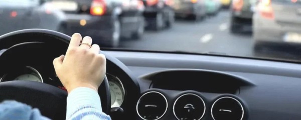 高手都有的5个开车技巧 1-min.webp