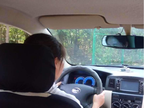 新手开车要注意，学会一些驾车技巧，让你早日摆脱新手称号