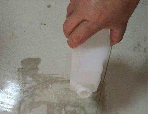地上的地砖有水垢，怎么办？快使用4种方法，清理干净省时还省力