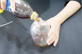 卫生间瓷砖脏了,还在傻傻的用清洁剂?只需用它一擦立马洁白如新视频封面