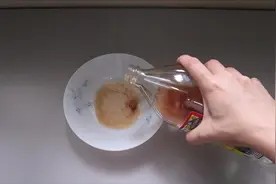 浴室瓷砖缝隙卡污垢?用这「土方法」变得像新的一样!视频封面