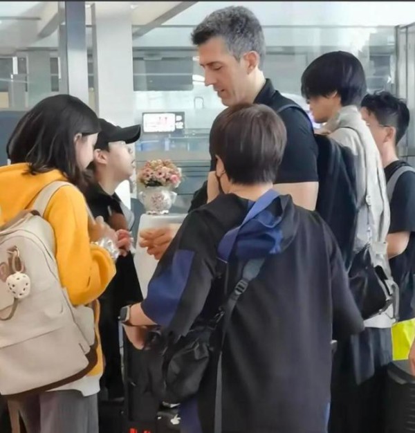 梁咏琪一家三口现身机场 温馨亲子时光