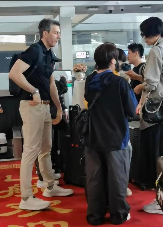 梁咏琪一家三口现身机场 温馨亲子时光