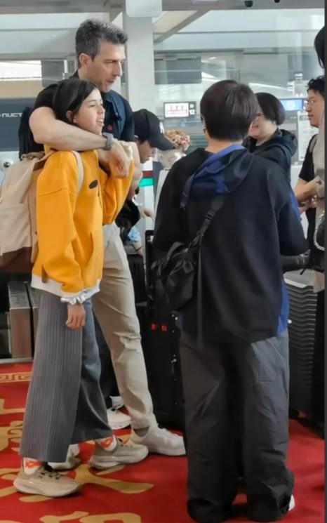 梁咏琪一家三口现身机场 温馨亲子时光