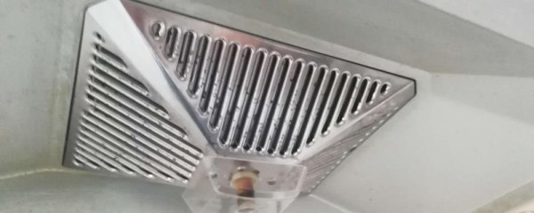 如何清洗抽油烟机玻璃（简单又有效的清洁技巧） 第1张