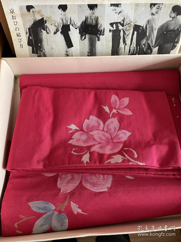 日本回流 西阵织 刺绣 布料 和服腰带 和服配饰 和服 红色为两块 一宽一窄 有原纸盒包装 颜色鲜艳 有用法图示 第二块第三块为 长度近四米 宽度三十多公分 工艺精湛 手工 DIY 桌旗 茶桌 桌垫 包包 布包 布袋 书衣 改造 甚至可以做框画