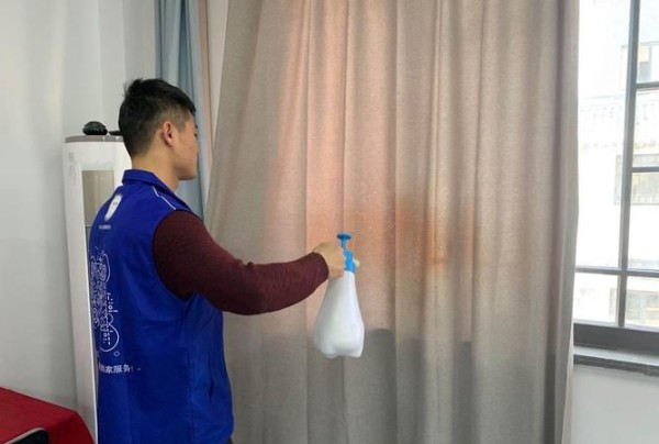 窗帘脏了不用拆，2分钟快速清洗窗帘，洗干净没