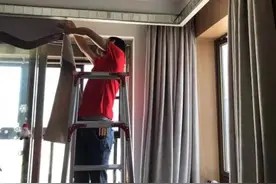 窗帘脏了别用洗衣机洗,保洁阿姨教我绝招,不用拆下来也瞬间干净图片