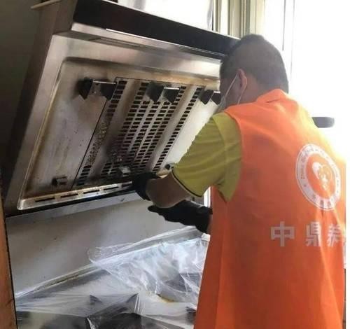 老人如何清洗油烟机（教你轻松保持厨房清洁） 第1张