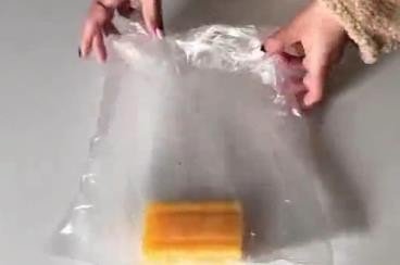 马桶水箱放一个塑料袋，一辈子不刷马桶都不会脏不会臭，不信试试