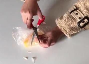 马桶水箱放一个塑料袋，一辈子不刷马桶都不会脏不会臭，不信试试