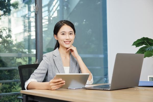 《智慧女性成就幸福生活：如何通过自我提升实现理想生活》 图1