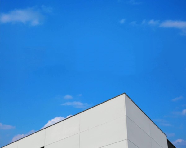山西长治不锈钢电解抛光厂家的大楼蓝天背景