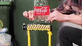小伙利用饮料瓶变废为宝制作出一件让人意想不到的用品