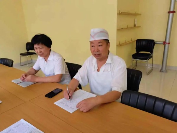 【园所动态】严把食品安全 规范操作在先 | 英雄山第三幼儿园厨房工作人员培训-幼师课件网第7张图片