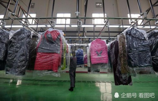 穿了一冬天的棉衣该干洗收起来了，11张图告诉您衣服的干洗流程