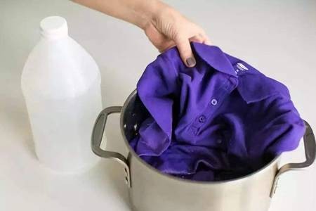 白色的衣服染色了怎么办?六种家中小物件助你洗掉衣服污渍