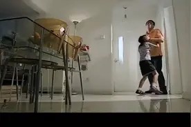 温馨家庭时光,爸爸与孩子的快乐互动瞬间视频封面