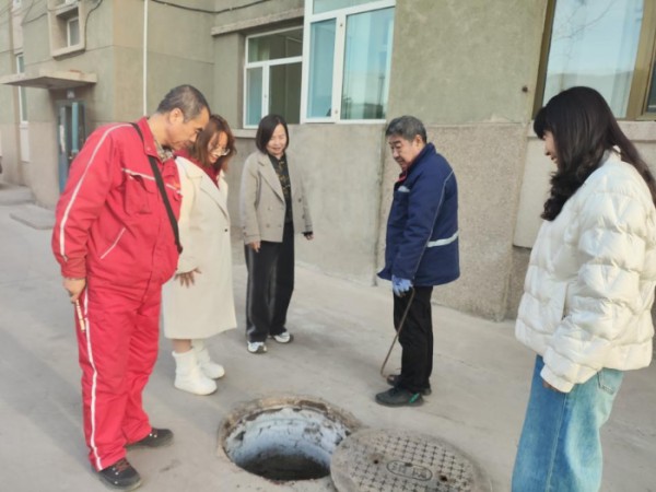 社区暖心行动——维修下水管道 解决居民生活困扰