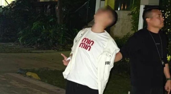 16楼“飞”出电竞椅 原因查明