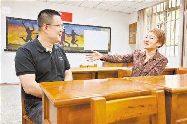 9月9日，八中沙坪壩校區，嚴晗（左）和劉軍樺（右）探討教學問題，回憶往事。記者 張春曉 攝/視覺重慶