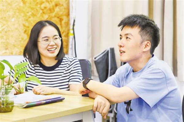 9月8日，十一中教師辦公室內，王文濤（右）和陳晨（左）正在交流、探討教學問題。記者 尹詩語 攝/視覺重慶