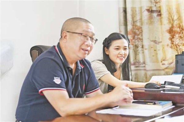 9月8日，巫溪縣尖山鎮尖山小學，羅陽兵與秦雪雪給記者講述師生之間的故事。記者 鄭宇 攝/視覺重慶