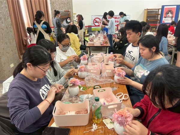 活动结合创意手作与教育宣导，以花艺DIY为主轴，让学生们亲手制作专属的母亲节花束，于节日当天送给母亲，表达对母亲的谢意。(图／金门大学提供)