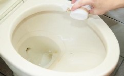 马桶里的黄色钙化物怎么去除？马桶里的黄垢怎样去除清洗干净
