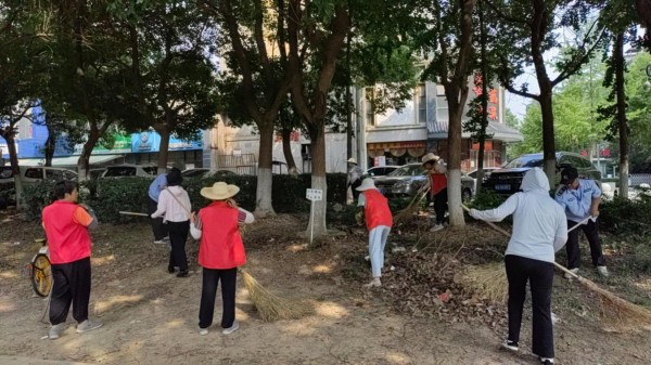 五里墩街道龙居社区：清理垃圾杂物 优化生活环境