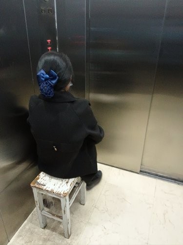 今天我在大厦里迷路了但是这个人一直坐在电梯里